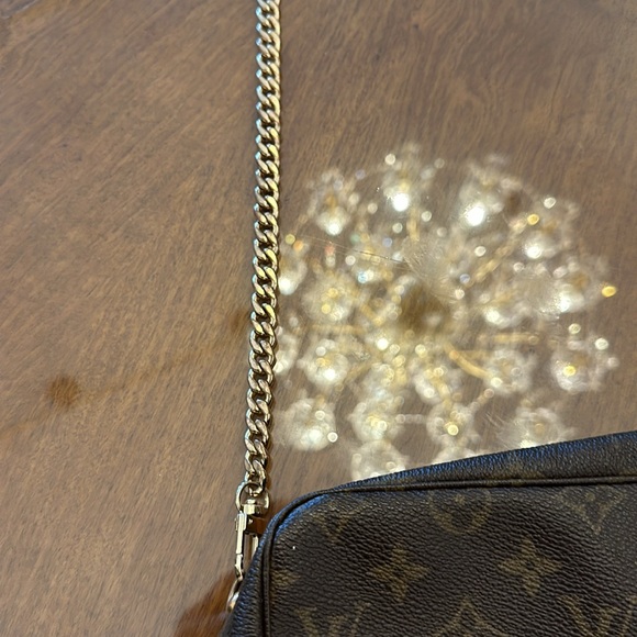 LOUIS VUTTON MEDIUM SIZE PURSE - Picture 2 of 9